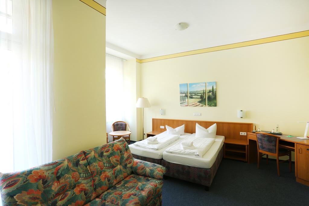 Central Hotel Гера Екстериор снимка